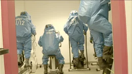 ALARM zeigt junge Freiwillige, die zum ersten Mal mit schweren Schicksalen konfrontiert werden, und erfahrene Einsatzkr&auml;fte, die bereits viel Traumatisches erlebt haben. Der Film beleuchtet, wie sie mit schwierigen Erfahrungen und st&auml;ndigen Bedrohungen umgehen.