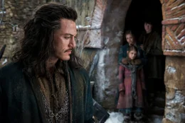 V.l.: Nachdem Bard (Luke Evans) mit der T&ouml;tung des Drachen Smaug, die Bewohner der Seestadt vor ihrem sicheren Tod bewahrt hat, erlangt der Fischer einen Heldenstatus und soll fortan die F&uuml;hrung &uuml;bernehmen - sehr zum Missfallen seiner Kinder Tilda (Mary Nesbitt), Sigrid (Peggy Nesbitt) und Bain (John Bell), die ihren Vater nicht in die Schlacht ziehen lassen wollen.