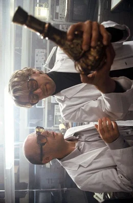 Jakob (Michael von Au, r.) und sein Kollege Lehmann (Peter Ender, l.) verwandeln eine simple Bierflasche im Transformator in ein orientalisches Wundergef&auml;&szlig; - in dem Flaschengeist Tabatah wohnt!