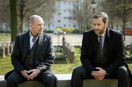 Multhaup (Christian Erdmann, l.) trifft Sekolow (Jevgenij Sitochin, r.) in einem Park.