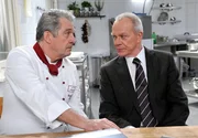 Werner (Dirk Galuba, r.) äußert vor André (Joachim Lätsch, l.) den Verdacht, dass Doris hinter dem gekündigten Kreditvertrag der Sonnbichlers steckt. Werner (Dirk Galuba, r.) äußert vor André (Joachim Lätsch, l.) den Verdacht, dass Doris hinter dem gekündigten Kreditvertrag der Sonnbichlers steckt.