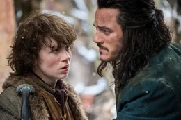 W&auml;hrend Bard (Luke Evans) gemeinsam mit anderen &Uuml;berlebenden aus der Seestadt in die Schlacht zieht, &uuml;bernimmt sein Sohn Bain (John Bell, l.) die Verantwortung f&uuml;r seine beiden Schwestern und muss sie bei einem Angriff auf das Lager der Menschen vor blutr&uuml;nstigen Orks besch&uuml;tzen.