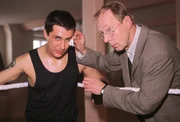 Dr. Schneider (Hans Peter Korff, re.) mit Rocky (Rafi Guessous), einem der jungen Kickboxer.