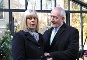 Alfons (Sepp Schauer, r.) steht der beunruhigten Charlotte (Mona Seefried, l.) bei: Sie fragt sich immer mehr, ob sie allmählich verrückt wird. Alfons (Sepp Schauer, r.) steht der beunruhigten Charlotte (Mona Seefried, l.) bei: Sie fragt sich immer mehr, ob sie allmählich verrückt wird.