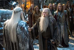Gandalfs (Ian McKellen, r.) Versuche, den Elbenk&ouml;nig Thranduil (Lee Pace) vor der anr&uuml;ckenden Ork-Armee zu warnen, scheinen vergebens.