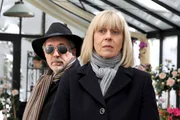 Charlotte (Mona Seefried, r.) ist untröstlich, dass sie Julius (Michele Oliveri, l.) mit dem Pfefferspray erwischt hat. Charlotte (Mona Seefried, r.) ist untröstlich, dass sie Julius (Michele Oliveri, l.) mit dem Pfefferspray erwischt hat.