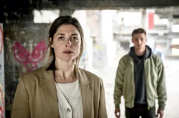 Tom (Artjom Gilz) kehrt zur&uuml;ck und konfrontiert Galina (Katharina Nesytowa) mit seinem Verdacht.