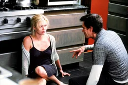 Joes (Kevin Bacon) Cousin h&auml;lt Karens (Charlize Theron) Tochter Abby in einer Waldh&uuml;tte fest.