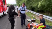 Ein verwirrter Mann provoziert einen Unfall auf der Autobahn. Nach dem Crash ist er verschwunden. Die Polizei ist alarmiert, denn das Unfallopfer gibt an, dass der Mann sein Kind retten wollte. Doch von einem Kind fehlt ebenfalls jede Spur. Ein verwirrter Mann provoziert einen Unfall auf der Autobahn. Nach dem Crash ist er verschwunden. Die Polizei ist alarmiert, denn das Unfallopfer gibt an, dass der Mann sein Kind retten wollte. Doch von einem Kind fehlt ebenfalls jede Spur.