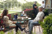 Gibbs (Mark Harmon, vorne r.) soll f&uuml;r das Reynosa-Kartell arbeiten, sonst, so droht ihm Paloma Reynosa (Jacqueline Obradors, vorne l.), sterben alle Menschen, an denen ihm etwas liegt. Doch was wird Gibbs tun?