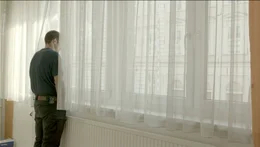 ALARM zeigt junge Freiwillige, die zum ersten Mal mit schweren Schicksalen konfrontiert werden, und erfahrene Einsatzkr&auml;fte, die bereits viel Traumatisches erlebt haben. Der Film beleuchtet, wie sie mit schwierigen Erfahrungen und st&auml;ndigen Bedrohungen umgehen.
