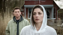 An einem See in Schweden trifft Tom (Artjom Gilz, l.) auf seine verschollen geglaubte Liebe und Partnerin, Galina (Katharina Nesytowa, r.).
