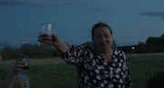 Heike (Sabine Thalau) feiert ihre neue Selbstständigkeit. Heike (Sabine Thalau) feiert ihre neue Selbstständigkeit.
