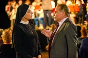 Ein Problem gemeinsam zu lösen fühlt sich gut an (v.li.: Janina Hartwig, Fritz Wepper). Ein Problem gemeinsam zu lösen fühlt sich gut an (v.li.: Janina Hartwig, Fritz Wepper).