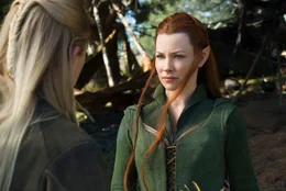 Nach ihrer Verbannung aus dem Waldlandreich zieht Tauriel (Evangeline Lilly) in die Schlacht, um Seite an Seite mit Kili, einem Zwerg, in den sie sich verliebt hat, zu k&auml;mpfen. Obwohl ihr Gef&auml;hrte Legolas (Orlando Bloom) seinerseits gro&szlig;e Zuneigung f&uuml;r die Elbin empfindet, begleitet er sie auf die Reise zum Einsamen Berg.