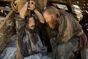 Was hat Israel Hands (David Wilmot, r.) mit John Silver (Luke Arnold, l.) nur vor?