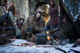 Nachdem sich Bard (Luke Evans, M.) durch Smaugs Angriff aus seiner Zelle befreien kann, stellt er sich dem Drachen entgegen und wird schlie&szlig;lich von den &uuml;berlebenden Menschen zum Helden und Anf&uuml;hrer gek&uuml;rt. Doch kann er weitere Gefahren von seinem Volk fernhalten?