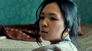 In der Nacht schreckt Daiyu (Andrea Guo) hoch. In der Nacht schreckt Daiyu (Andrea Guo) hoch.