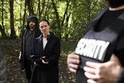 Als Daniel (Raphael Vogt, l.) und Melissa (Sarah Maria Besgen, M.) von der Security im Wald ausgesetzt werden, müssen sie alleine klarkommen ... Als Daniel (Raphael Vogt, l.) und Melissa (Sarah Maria Besgen, M.) von der Security im Wald ausgesetzt werden, müssen sie alleine klarkommen ...