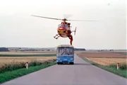 „Medicopter 117 - Jedes Leben zählt“, „Schulbus in den Tod“: Der Fahrer eines Schulbusses erleidet während seiner Arbeit eine Herzattacke. Der mutige Schulbub Alexander reagiert prompt und übernimmt das Steuer. Dr. Kollmann und sein Team sehen nur eine Möglichkeit, die Insassen zu retten: Sie müssen über die Lüftungsklappe in den Bus gelangen. „Medicopter 117 - Jedes Leben zählt“, „Schulbus in den Tod“: Der Fahrer eines Schulbusses erleidet während seiner Arbeit eine Herzattacke. Der mutige Schulbub Alexander reagiert prompt und übernimmt das Steuer. Dr. Kollmann und sein Team sehen nur eine Möglichkeit, die Insassen zu retten: Sie müssen über die Lüftungsklappe in den Bus gelangen.