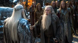 Gandalf, der Graue (Ian McKellen, re.) und Thranduil (Lee Pace, li.)