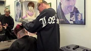 S14E71: Andy probiert nach einem Friseurbesuch einen Probetag bei Fachmann Cosimo aus. Er wäscht und föhnt Haare so gut, dass er seiner Freundin Leann selbst die Haare schneiden darf. Cosimo zeigt sich zufrieden mit Andys Leistung. S14E71: Andy probiert nach einem Friseurbesuch einen Probetag bei Fachmann Cosimo aus. Er wäscht und föhnt Haare so gut, dass er seiner Freundin Leann selbst die Haare schneiden darf. Cosimo zeigt sich zufrieden mit Andys Leistung.