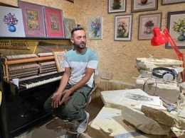 Steinmetz Rouben in seinem Atelier.