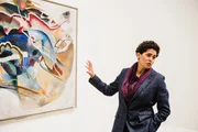Julie Mehretu ist Malerin abstrakter Großgemälde und eine der bestbezahlten Künstlerinnen unserer Zeit. Hier sehen wir sie vor einem Bild Kandinskys, dessen Arbeiten mit den Grundstein der Guggenheim-Sammlung legten. Julie Mehretu ist Malerin abstrakter Großgemälde und eine der bestbezahlten Künstlerinnen unserer Zeit. Hier sehen wir sie vor einem Bild Kandinskys, dessen Arbeiten mit den Grundstein der Guggenheim-Sammlung legten.