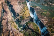 Unterhalb der Victoriafälle beginnt die Batoka-Schlucht: ein riesiger Zickzack-Trog, den der Fluss durch das Basaltplateau gefräst hat. Unterhalb der Victoriafälle beginnt die Batoka-Schlucht: ein riesiger Zickzack-Trog, den der Fluss durch das Basaltplateau gefräst hat.