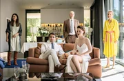 Die Familie (Lara Chedraoui, Aram Arami, Götz Schubert, Sarah Mahita, Juliane Köhler, v.l.) ist überrascht, dass Felix doch noch auftaucht. Die Familie (Lara Chedraoui, Aram Arami, Götz Schubert, Sarah Mahita, Juliane Köhler, v.l.) ist überrascht, dass Felix doch noch auftaucht.