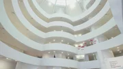 Die Wendeltreppe im New Yorker Guggenheim schraubt sich in die Höhe, entworfen von Frank Lloyd Wright. Die Wendeltreppe im New Yorker Guggenheim schraubt sich in die Höhe, entworfen von Frank Lloyd Wright.