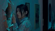 Yang (Linda Chang) trauert. Immer wieder geht sie zu der Wand, hinter der ihre Tochter Isabel verschwunden ist, ohne Spuren zu hinterlassen. Yang (Linda Chang) trauert. Immer wieder geht sie zu der Wand, hinter der ihre Tochter Isabel verschwunden ist, ohne Spuren zu hinterlassen.