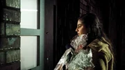 Nelly (Bayan Layla) sieht und hört ihre Freunde in der Wohnung. Aber die beiden wollen sie offensichtlich nicht sehen und öffnen nicht. Nelly (Bayan Layla) sieht und hört ihre Freunde in der Wohnung. Aber die beiden wollen sie offensichtlich nicht sehen und öffnen nicht.