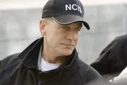 W&auml;hrend Abby (Pauley Perrette, r.) vom FBI in ein Versuchslabor versetzt, um ein Heilmittel f&uuml;r eine omin&ouml;se Krankheit zu entwickeln, da der leitende Mediziner spurlos verschwunden ist, untersucht Gibbs (Mark Harmon, l.) den Mord an einem Petty Officer. Nach und nach stellt sich raus, dass beide F&auml;lle miteinander zu tun haben ...