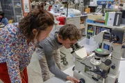 Corentin und Caroline bauen in den Counter Culture Labs in Oakland ihre Lowtech-Thermoskanne mit Pilz-Myzelien zusammen.