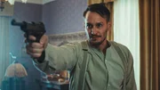 Wolfgang (Vladimir Burlakov) fühlt sich von seiner Schwester verraten und greift zur Waffe. Wolfgang (Vladimir Burlakov) fühlt sich von seiner Schwester verraten und greift zur Waffe.