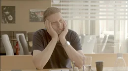 ALARM zeigt junge Freiwillige, die zum ersten Mal mit schweren Schicksalen konfrontiert werden, und erfahrene Einsatzkr&auml;fte, die bereits viel Traumatisches erlebt haben. Der Film beleuchtet, wie sie mit schwierigen Erfahrungen und st&auml;ndigen Bedrohungen umgehen.