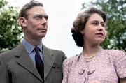 Elizabeth II. mit ihrem Onkel Eduard VIII.: Als dieser abdankte, wurde Elizabeth' Vater König und sie dadurch zur mutmaßlichen Thronerbin. Elizabeth II. mit ihrem Onkel Eduard VIII.: Als dieser abdankte, wurde Elizabeth' Vater König und sie dadurch zur mutmaßlichen Thronerbin.