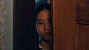 Xia (Mengran Huang) beobachtet heimlich ihre Mutter. Xia (Mengran Huang) beobachtet heimlich ihre Mutter.
