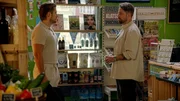 John (Felix von Jascheroff, r..) verzichtet aus Loyalit&auml;t zu Laura auf die Feier seines Bruders Philip (J&ouml;rn Schl&ouml;nvoigt).