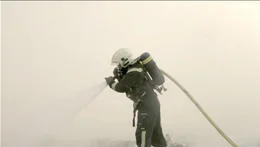 ALARM zeigt junge Freiwillige, die zum ersten Mal mit schweren Schicksalen konfrontiert werden, und erfahrene Einsatzkr&auml;fte, die bereits viel Traumatisches erlebt haben. Der Film beleuchtet, wie sie mit schwierigen Erfahrungen und st&auml;ndigen Bedrohungen umgehen.