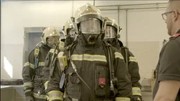 ALARM zeigt junge Freiwillige, die zum ersten Mal mit schweren Schicksalen konfrontiert werden, und erfahrene Einsatzkr&auml;fte, die bereits viel Traumatisches erlebt haben. Der Film beleuchtet, wie sie mit schwierigen Erfahrungen und st&auml;ndigen Bedrohungen umgehen.