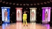 Moderatorin Milka Loff Fernandes vor den ge&ouml;ffneten Boxen