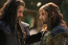 Als Thorin (Richard Armitage, l.) immer mehr von der Drachenkrankheit beeinflusst wird und von seiner Gier geleitet wird, bringt er nicht nur Kili (Aidan Turner, r.), sondern alle Zwerge in gr&ouml;&szlig;te Gefahr ...