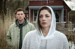 An einem See in Schweden trifft Tom (Artjom Gilz, l.) auf seine verschollen geglaubte Liebe und Partnerin, Galina (Katharina Nesytowa, r.).