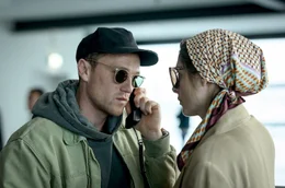 Telefongespr&auml;ch zwischen Tom (Artjom Gilz, l.), Galina (Katharina Nesytowa, r.) und Friederike. Galina weigert sich, Friederike und Mulhaup zu vertrauen und gibt ihnen die Codes erst, wenn sie sicher in Deutschland angekommen sind.