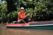 Meeresbiologe Uli Kunz im Amazonas-Delta. Die immense Menge an Süßwasser verdünnt den Salzgehalt des Ozeans noch über hundert Kilometer von der Küste entfernt. Meeresbiologe Uli Kunz im Amazonas-Delta. Die immense Menge an Süßwasser verdünnt den Salzgehalt des Ozeans noch über hundert Kilometer von der Küste entfernt.