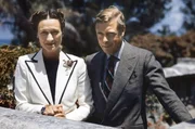 Als Eduard VIII. bekannt gab, Wallis Simpson – eine Amerikanerin, die bereits zweimal geschieden war – heiraten zu wollen, sorgte das für viel öffentliches Aufsehen. Als Eduard VIII. bekannt gab, Wallis Simpson – eine Amerikanerin, die bereits zweimal geschieden war – heiraten zu wollen, sorgte das für viel öffentliches Aufsehen.