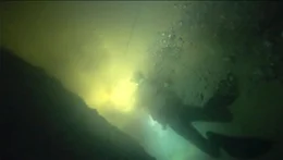 ALARM zeigt junge Freiwillige, die zum ersten Mal mit schweren Schicksalen konfrontiert werden, und erfahrene Einsatzkr&auml;fte, die bereits viel Traumatisches erlebt haben. Der Film beleuchtet, wie sie mit schwierigen Erfahrungen und st&auml;ndigen Bedrohungen umgehen.