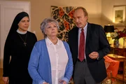 Hannas Mutter Gertrud (Grit Boettcher, mi.) beharrt auf ihrer Entscheidung, ihr Schicksal in Dr. Stadlmeiers Hände zu legen. Hanna (Janina Hartwig) und Leo (Miguel Herz-Kestranek) sind ratlos. Hannas Mutter Gertrud (Grit Boettcher, mi.) beharrt auf ihrer Entscheidung, ihr Schicksal in Dr. Stadlmeiers Hände zu legen. Hanna (Janina Hartwig) und Leo (Miguel Herz-Kestranek) sind ratlos.